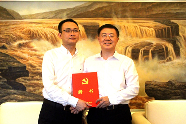 天衡动态 | 福建省委法规局常务副局长严诚为天衡所主任孙卫星递送